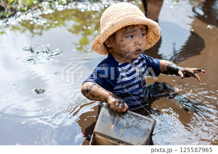 親子で田植え体験　幼児 125587965