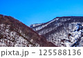 青森・城ヶ倉大橋から望む青空と雪の谷間の風景 125588136