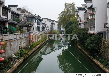 中国 南京市の繁華街 老門東の街並みと秦淮河 125588629