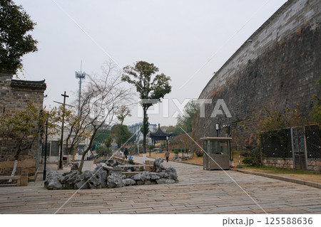 中国 南京市の繁華街 老門東と城壁 125588636