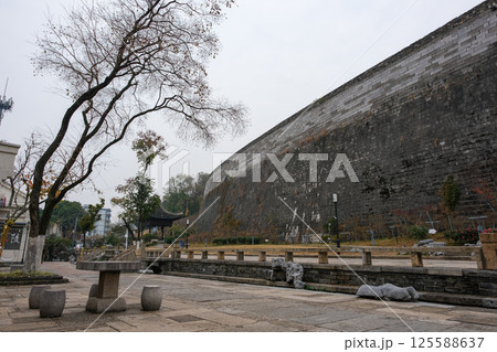 中国 南京市の繁華街 老門東と城壁 125588637