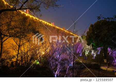 中国 南京市、夜の玄武湖公園 ライトアップされた城壁 中国 南京市、夜の玄武湖公園 ライトアップされた城壁 125589507