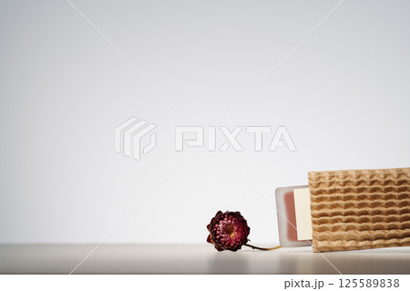 Blank beauty product in recycled delivery packaging. Minimalist mockup with dry flower 125589838