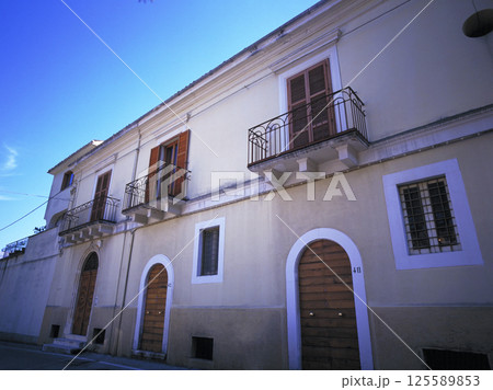 イタリア 老舗ワイナリー旧醸造所と青空 125589853
