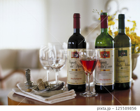 イタリア 老舗ワイナリーのワイン 125589856