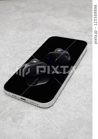 イヤホンとスマートフォン 125589898