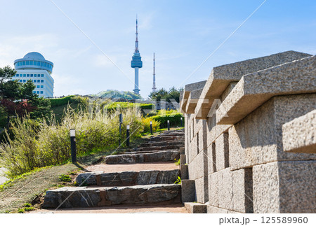 ソウル　Nソウルタワー（南山タワー）と漢陽都城,の城壁 125589960