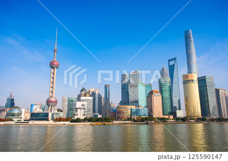 中国 上海市、外灘から見る浦東新区の高層ビル群 中国 上海市、外灘から見る浦東新区の高層ビル群 125590147
