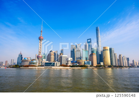 中国 上海市、外灘から見る浦東新区の高層ビル群 中国 上海市、外灘から見る浦東新区の高層ビル群 125590148