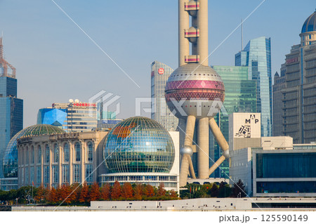 中国 上海市、外灘から見る浦東新区 東方明珠電視塔 125590149