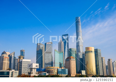 中国 上海市、外灘から見る浦東新区の高層ビル群 中国 上海市、外灘から見る浦東新区の高層ビル群 125590151