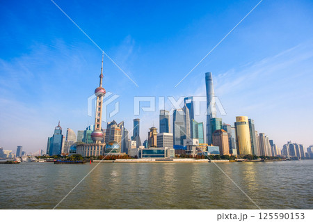 中国 上海市、外灘から見る浦東新区の高層ビル群 125590153