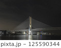 ライトアップされた夜の橋 125590344