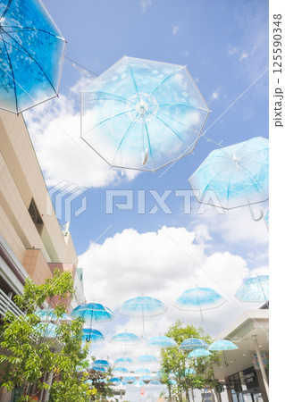 パラソルと青い空 125590348