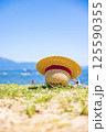 砂浜に置かれた麦わら帽子 125590355