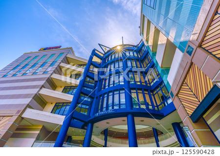 日本の横浜都市景観　地下鉄　「センター南駅」前などを望む 125590428