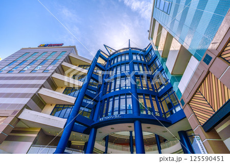 日本の横浜都市景観　地下鉄　「センター南駅」前などを望む 125590451