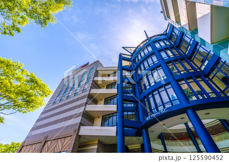 日本の横浜都市景観　地下鉄　「センター南駅」前などを望む 125590452