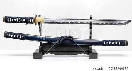 白背景で引き立つ美しい日本刀と黒鞘のセット展示写真 白背景で引き立つ美しい日本刀と黒鞘のセット展示写真 125590470