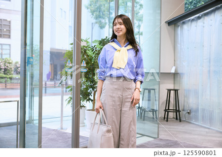 オフィスに出勤する女性 オフィスに出勤する女性 125590801