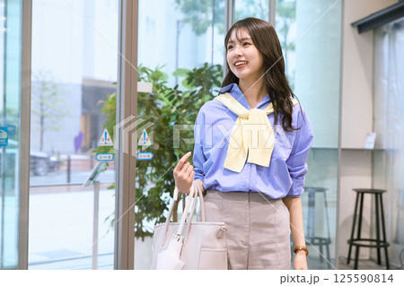 オフィスに出勤する女性 125590814