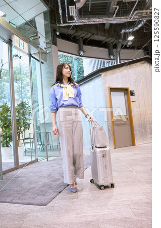 オフィスに出勤する女性 125590827