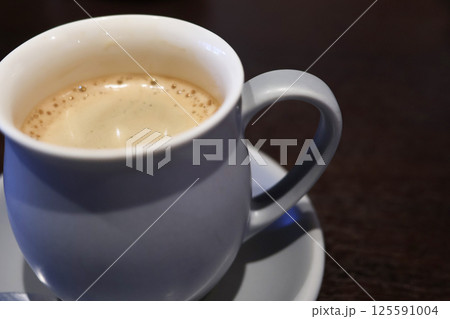 白いカップに入った温かいコーヒー 白いカップに入った温かいコーヒー 125591004