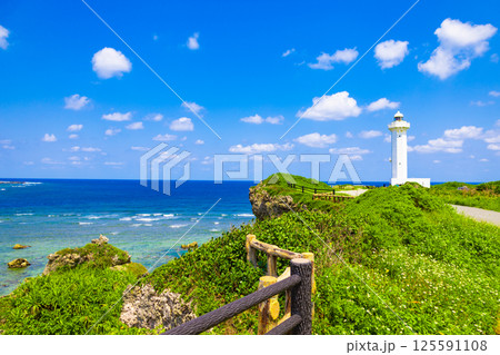 宮古島の有名観光地で南国バカンス・東平安名埼の平安名埼灯台と美しいサンゴ礁と青い海(沖縄県宮古島市) 宮古島の有名観光地で南国バカンス・東平安名埼の平安名埼灯台と美しいサンゴ礁と青い海(沖縄県宮古島市) 125591108