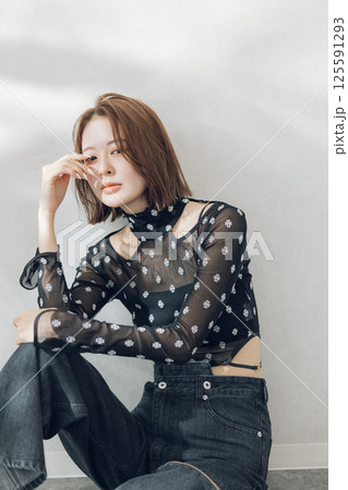 若い女性のファッションイメージ　　 125591293