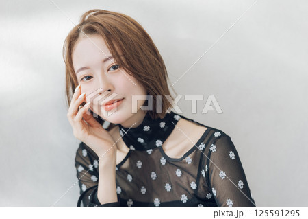 若い女性のヘアスタイルイメージ　　 125591295