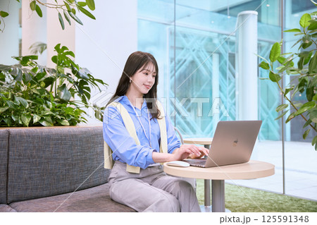 シェアオフィスで仕事をする女性 125591348