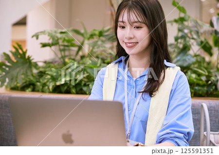 シェアオフィスで仕事をする女性 125591351
