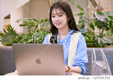 シェアオフィスで仕事をする女性 シェアオフィスで仕事をする女性 125591352