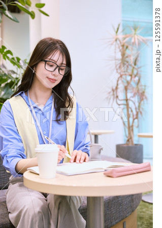 シェアオフィスで仕事をする女性 シェアオフィスで仕事をする女性 125591378