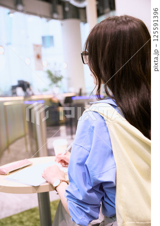 シェアオフィスで仕事をする女性 125591396