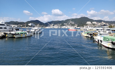 長崎の軍艦島へ向かう船着き場 125591406