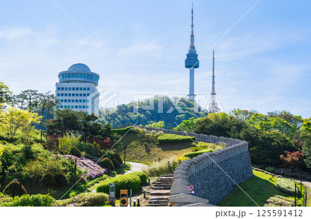ソウル　Nソウルタワー（南山タワー）と漢陽都城,の城壁 125591412