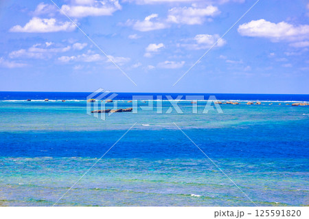 宮古島の有名観光地で南国バカンス・東平安名埼の青い海と津波石・津波岩・珊瑚礁（沖縄県宮古島市） 125591820