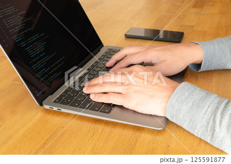 ノートパソコンで作業をする男性の手元 ノートパソコンで作業をする男性の手元 125591877