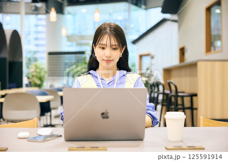 シェアオフィスで仕事をする女性 シェアオフィスで仕事をする女性 125591914