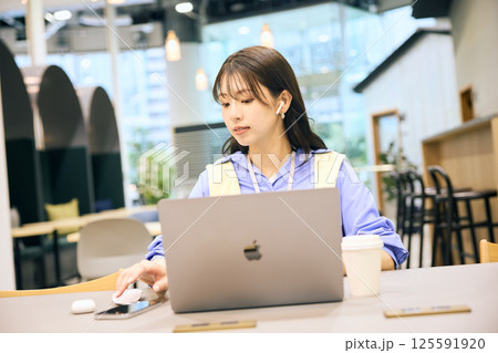 シェアオフィスで仕事をする女性 125591920
