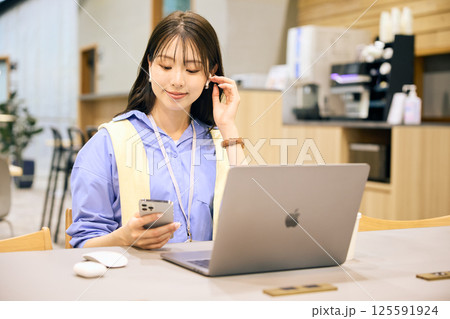 シェアオフィスで仕事をする女性 シェアオフィスで仕事をする女性 125591924