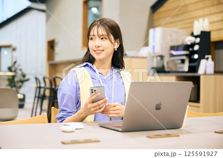 シェアオフィスで仕事をする女性 シェアオフィスで仕事をする女性 125591927