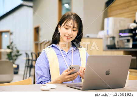 シェアオフィスで仕事をする女性 125591928