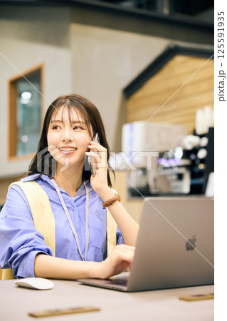 シェアオフィスで仕事をする女性 125591935