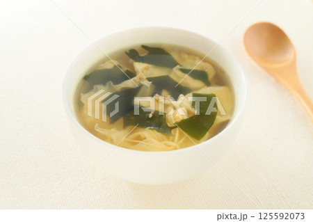 シンプルスープ!卵とじとワカメのコンソメスープ シンプルスープ!卵とじとワカメのコンソメスープ 125592073