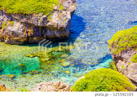 宮古島の有名観光地で南国バカンス・東平安名埼の青い海と津波石・津波岩・珊瑚礁（沖縄県宮古島市） 125592105