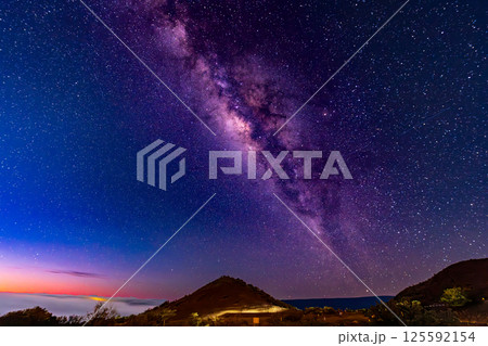 ハワイ島 マウナ・ケア山ビジターセンターからの夜明けの天の川の絶景 ハワイ島 マウナ・ケア山ビジターセンターからの夜明けの天の川の絶景 125592154