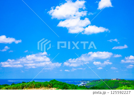 宮古島の有名観光地で南国バカンス・東平安名埼の青い海と津波石・津波岩・珊瑚礁（沖縄県宮古島市） 125592227