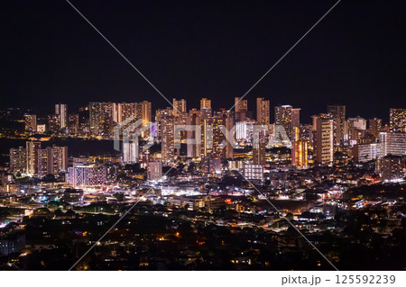 ハワイ タンタラスの丘からのホノルルの夜景眺望 ハワイ タンタラスの丘からのホノルルの夜景眺望 125592239